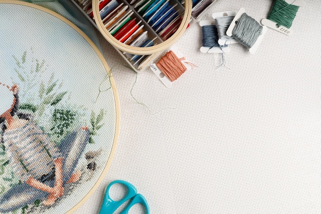 zestaw do haftu ułożony na drewnianym stole